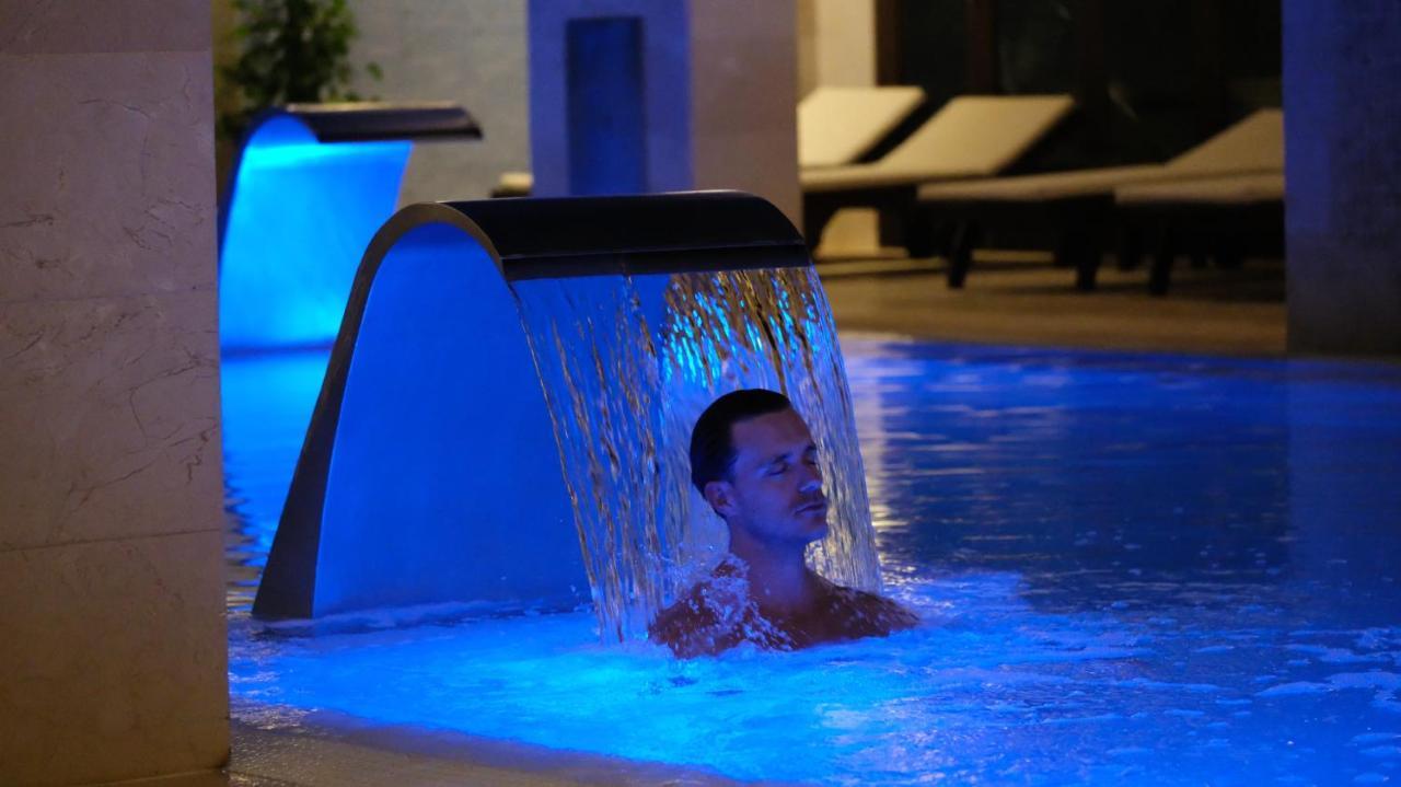 시크릿 란사로테 푸에르토카레로 외부 사진 A man relaxing in a spa