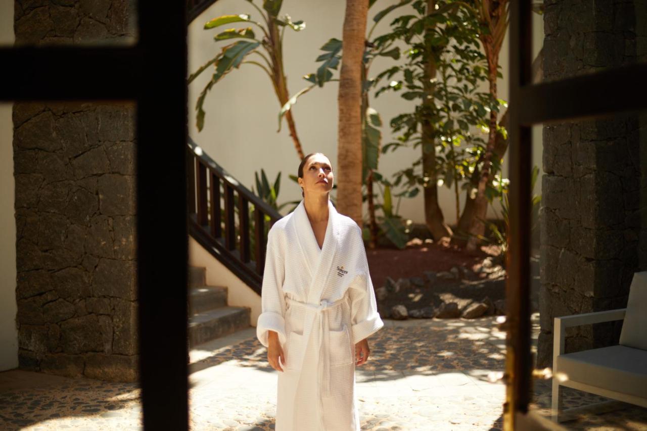 시크릿 란사로테 푸에르토카레로 외부 사진 A woman wearing a bathrobe