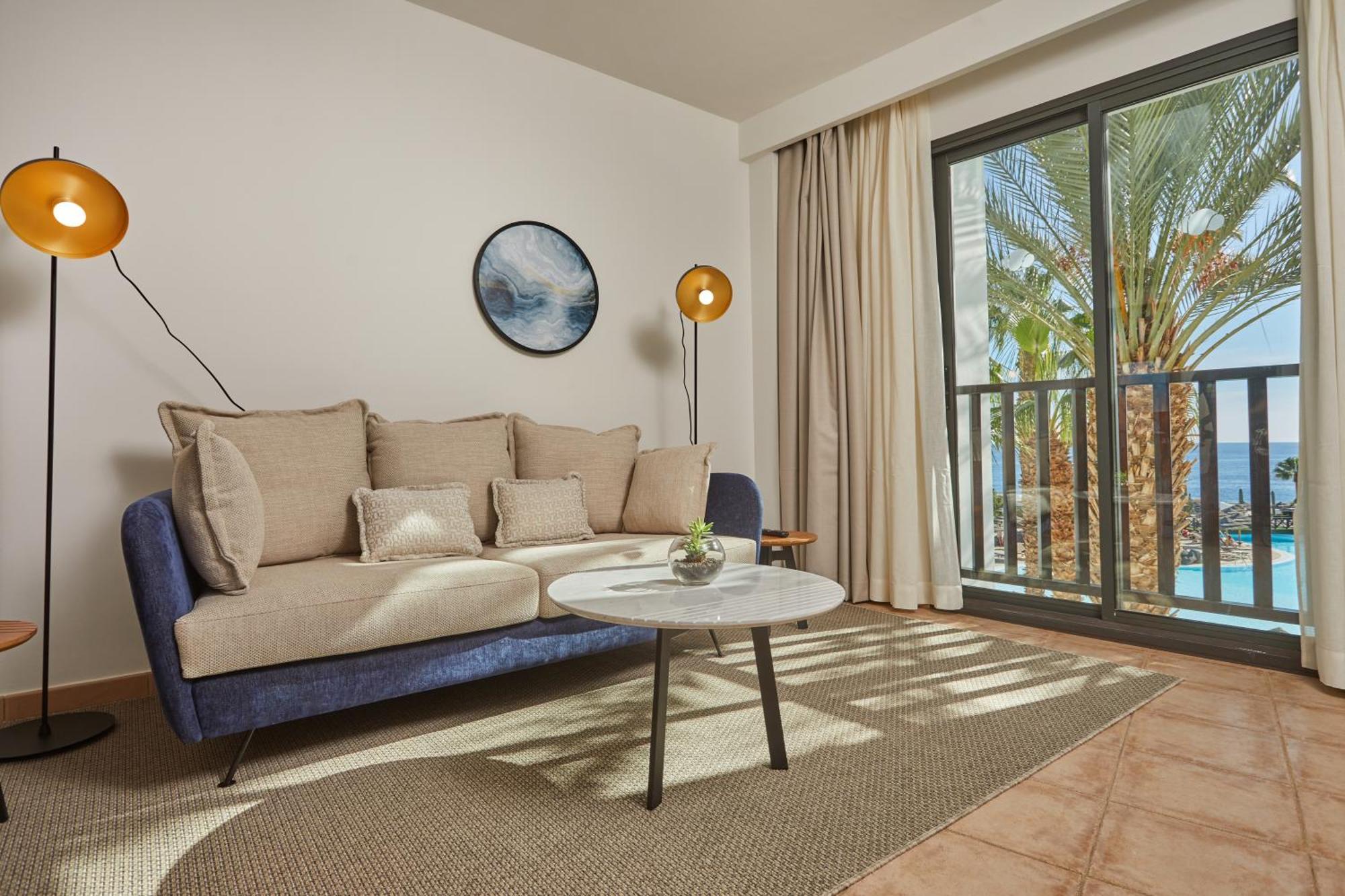 시크릿 란사로테 푸에르토카레로 객실 사진 A living room at the hotel
