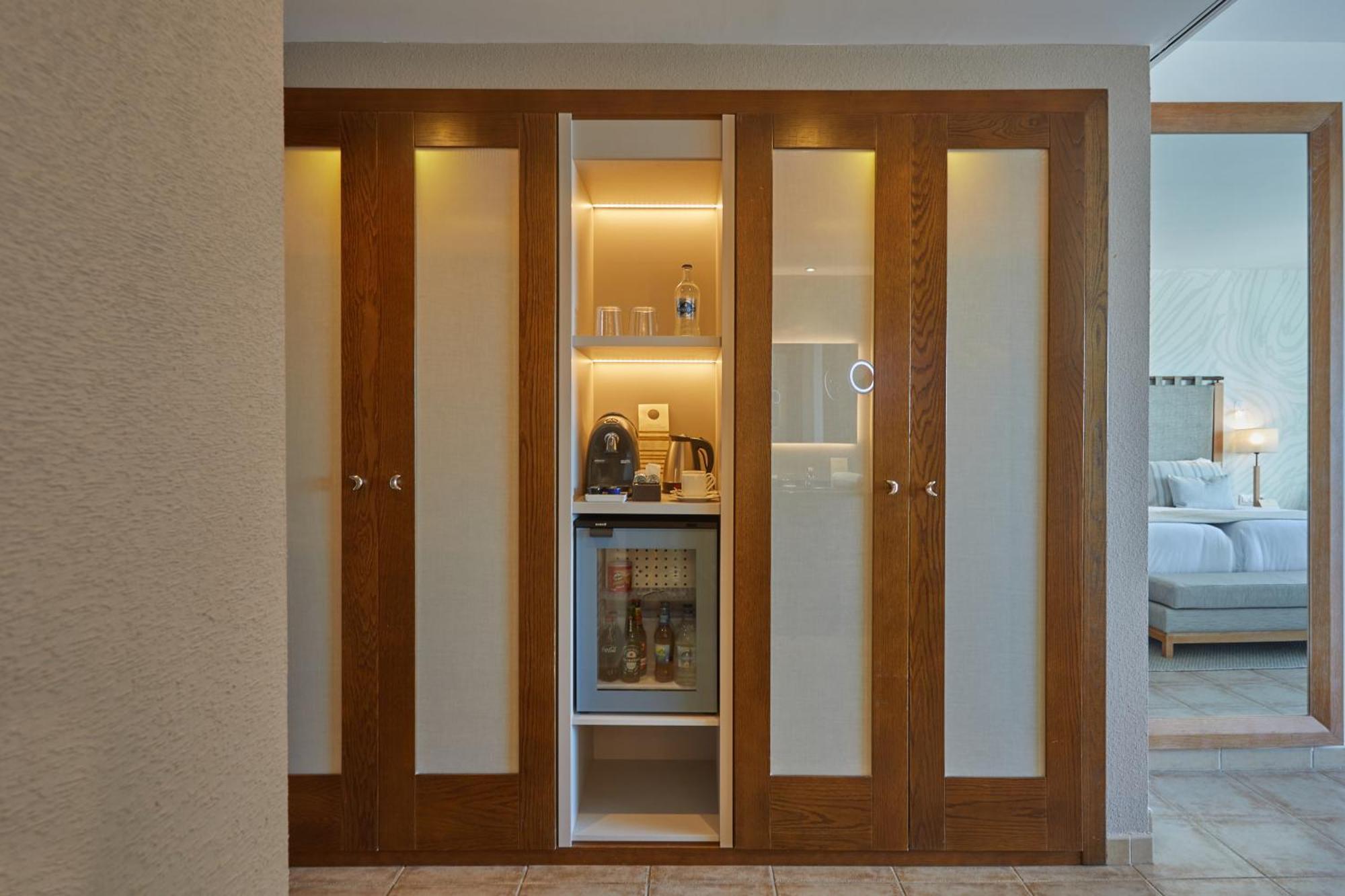 시크릿 란사로테 푸에르토카레로 객실 사진 A hotel room mini-bar